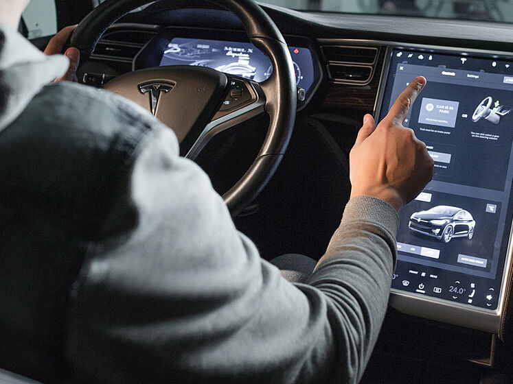 Tesla відкликає 54 тис. електромобілів через ігнорування знака "Стоп"