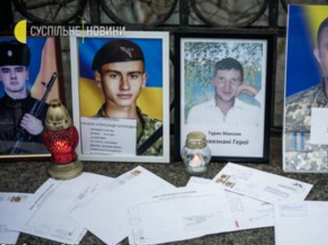 Біля Офісу президента відбулася акція українців, чиї діти загинули під час служби в армії