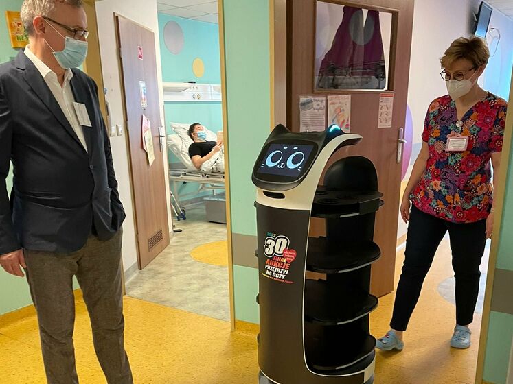 В Польше детская больница "приняла в штат" роботов. Фото