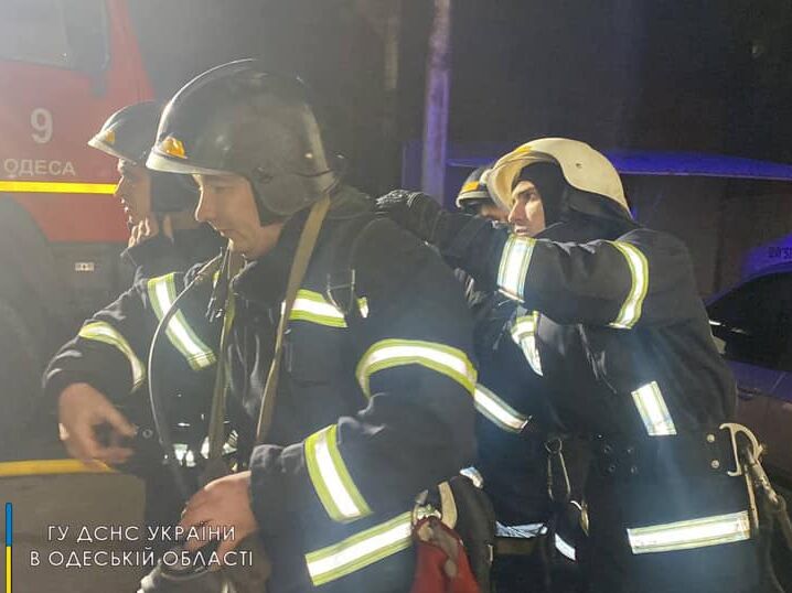 В Одессе горел завод Украинского общества слепых, СМИ пишут, что на пожаре был найден человек с ножевыми ранениями