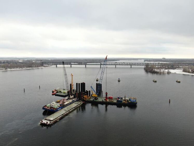 На "Большом строительстве" моста в Кременчуге задействовали крупнейший ледокол в Украине