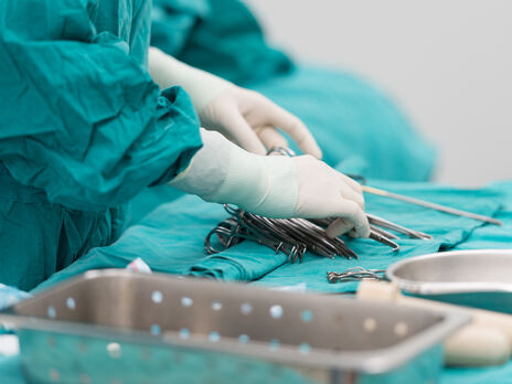 В Швейцарии мужчине с поврежденным спинным мозгом вживили имплант. Теперь он снова может ходить