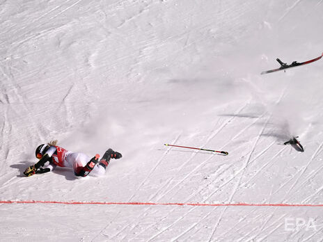 Американська гірськолижниця жорстко впала на Олімпіаді, її забрали з траси на ношах. Фото, відео