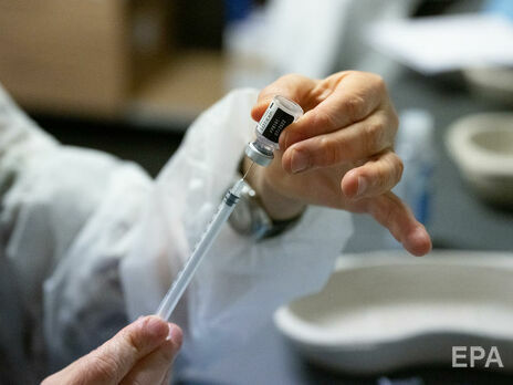 Вакцинацію в Україні розпочали 24 лютого 2021 року