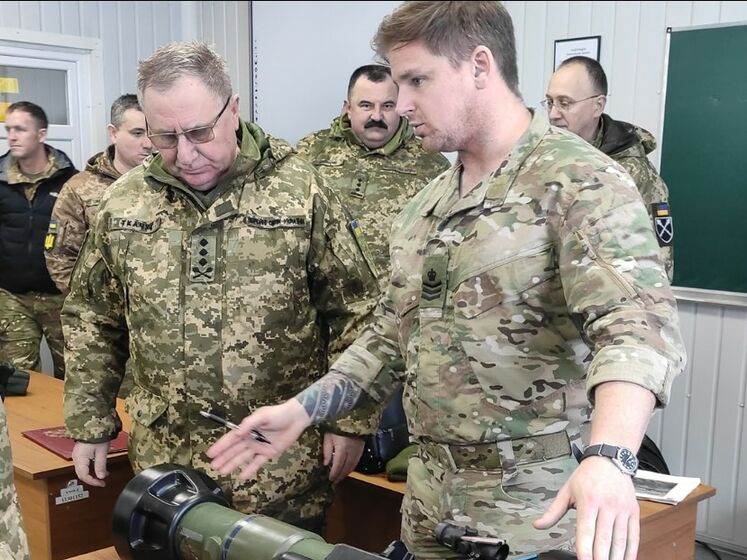Великобританія відкликає з України військових інструкторів