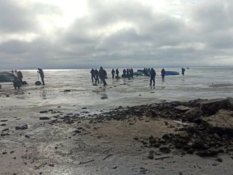 Приблизно 200 рибалок дрейфувало на крижині, яка відкололася, Дніпром у Черкаській області
