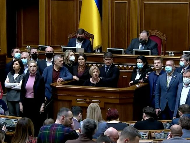В "Европейской солидарности" считают необходимым пересмотреть отвод тяжелого вооружения и всю доктрину безопасности Украины после решения Госдумы
