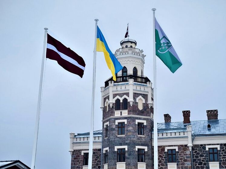 У Ризі та ще у 26 містах Латвії на знак солідарності з українцями підняли прапори України
