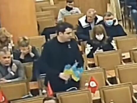 За надругательство над государственной символикой Украины депутата привлекают к уголовной ответственности