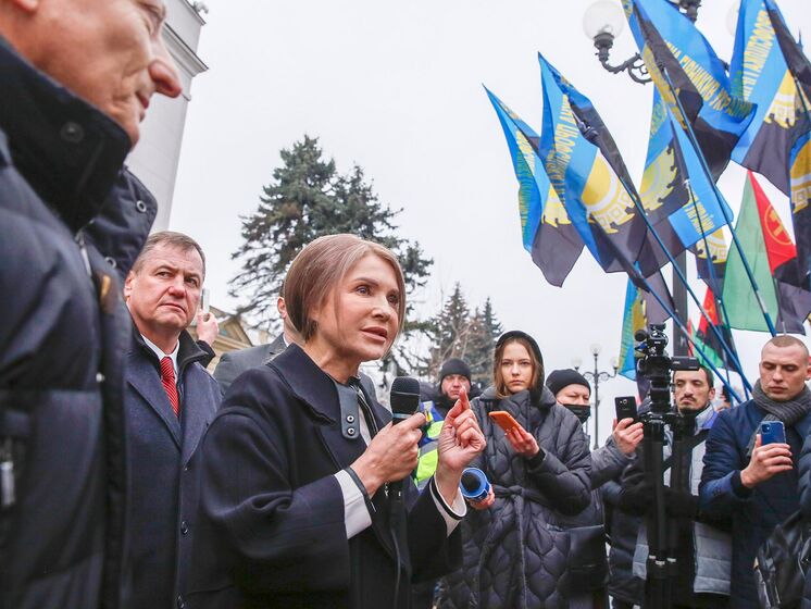 "Вставай, мила моя, вставай". Тимошенко упала во время программы "Право на владу". Видео
