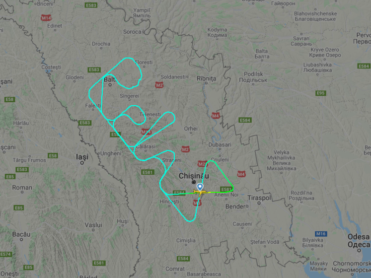 Пилот самолета написал слово "Relax" в небе у границы с Украиной