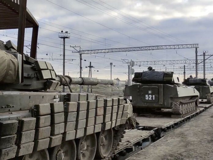 "Танки, дуже багато". Жителі Донецької області повідомили про пересування великої колони військової техніки до лінії фронту