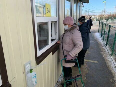 Украина из-за обстрелов боевиков закрыла пункты оказания помощи возле КПВВ на Донбассе