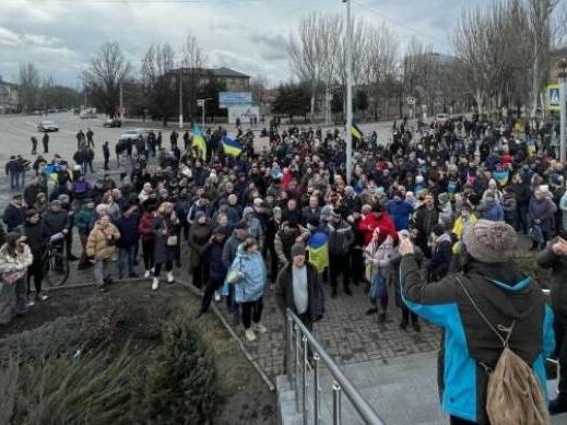 Українці в Мелітополі вийшли на мітинг проти окупантів. Росіяни відкрили вогонь