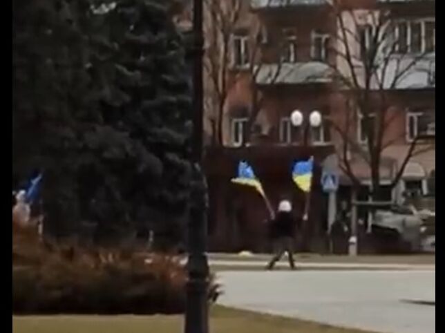 Жителі Херсона забрали в окупантів український прапор. Відео