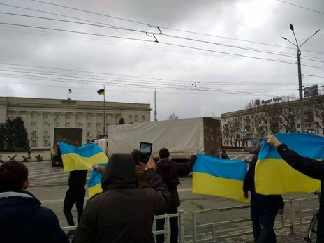 На административных зданиях в Херсоне флаги Украины