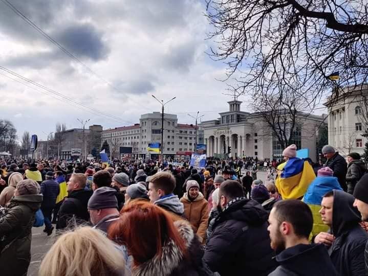 Херсонці вийшли на мітинг із прапорами України, окупанти почали стріляти в повітря