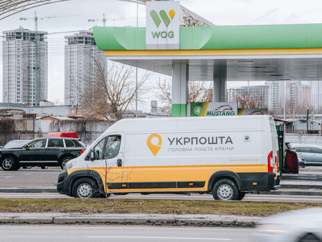 Зараз автомобіль "Укрпошти" стоїть на дорозі між населеними пунктами Єгорівка та Новоселівка