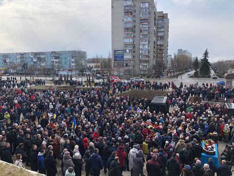 Сотні жителів Енергодара прийшли попрощатися із загиблими захисниками Запорізької АЕС