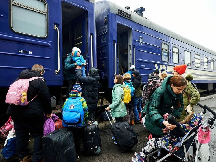 "Укрзалізниця" впіймала двох провідників, які брали по 1500 грн за проїзд в евакуаційному поїзді