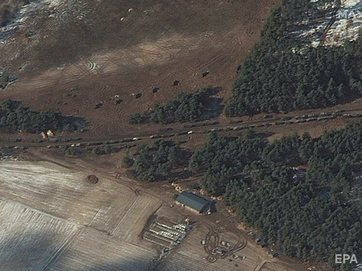 Супутникові знімки свідчать, що 40-кілометрова колона російських військ під Києвом розосередилася