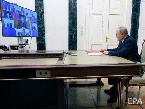 Путін (праворуч) наказав Шойгу (на екрані) допомогти "добровольцям" дістатися "в зону бойових дій"