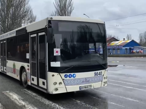 В Мариуполь отправились автобусы для эвакуации в сопровождении священников