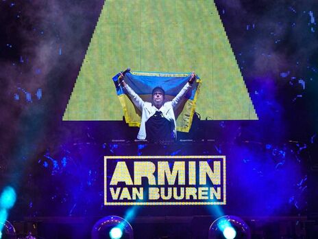 Армин ван Бюрен устроил благотворительный концерт в поддержку Украины в Бухаресте и выступил на сцене с украинским флагом