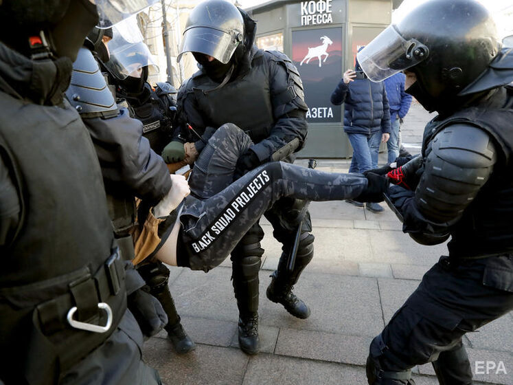 В РФ прошли антивоенные акции протеста. Задержали более 900 человек, в том числе за желтый цветок и плакат "Дед, выпей таблетки"