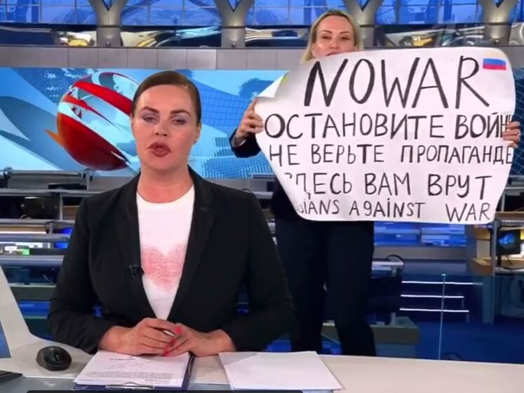 Редакторку російського "Первого канала", яка увірвалася у прямий ефір з антивоєнним плакатом, затримали