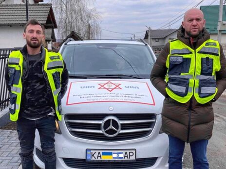 Марк Невяжский (слева) и Роман Гольдман на границе Украины и Молдовы организовали медпомощь для беженцев
