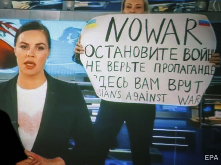 Суд у Москві оштрафував редакторку "Первого канала" РФ, яка увірвалася в прямий ефір з антивоєнним плакатом