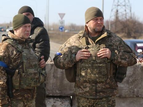 Залужный (справа): Основную нагрузку несут подразделения Сухопутных войск Вооруженных сил Украины