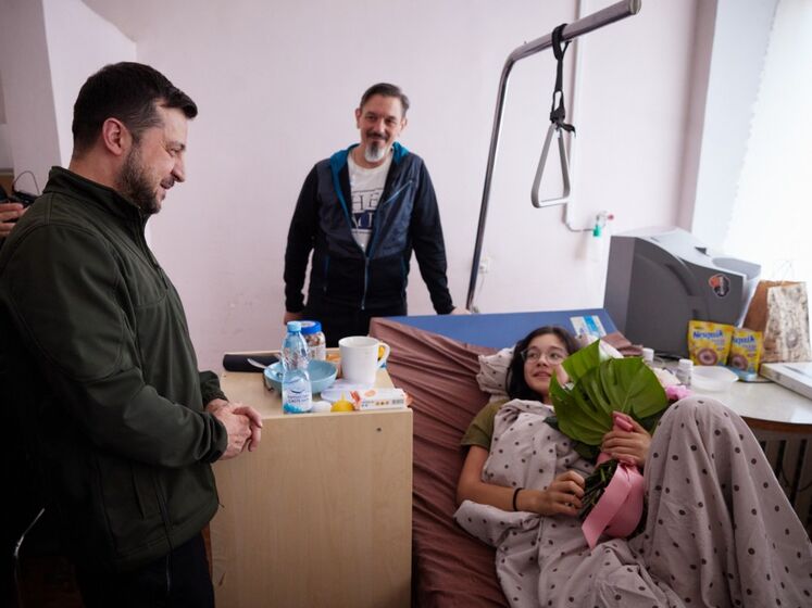 Зеленський відвідав у лікарні жителів Київської області, які постраждали від агресії РФ. Серед них &ndash; сім'я, яка потрапила під обстріл під час евакуації з Ворзеля
