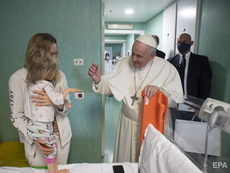 Папа римський відвідав українських дітей-біженців у лікарні
