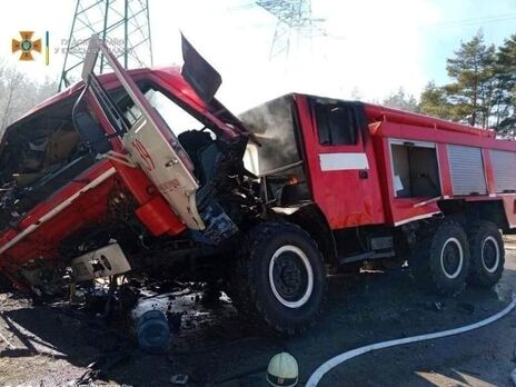 Пожарный автомобиль подорвался в Киевской области, восемь спасателей ранены