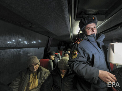 Російські окупанти доправляють українців у фільтраційні табори