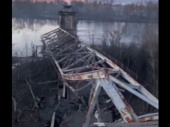 У Чернігові окупанти розбомбили автомобільний міст через Десну, який сполучав місто з Києвом