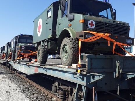 Часть авто уже передали в регионы, где ведутся активные боевые действия, отметили в Минздраве Украины