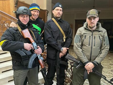 У будинок Усика (другий праворуч) зайшли російські війська, повідомила його дружина