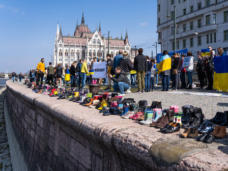 Поруч із бронзовою скульптурою організатори акції поставили 300 пар ношеного взуття