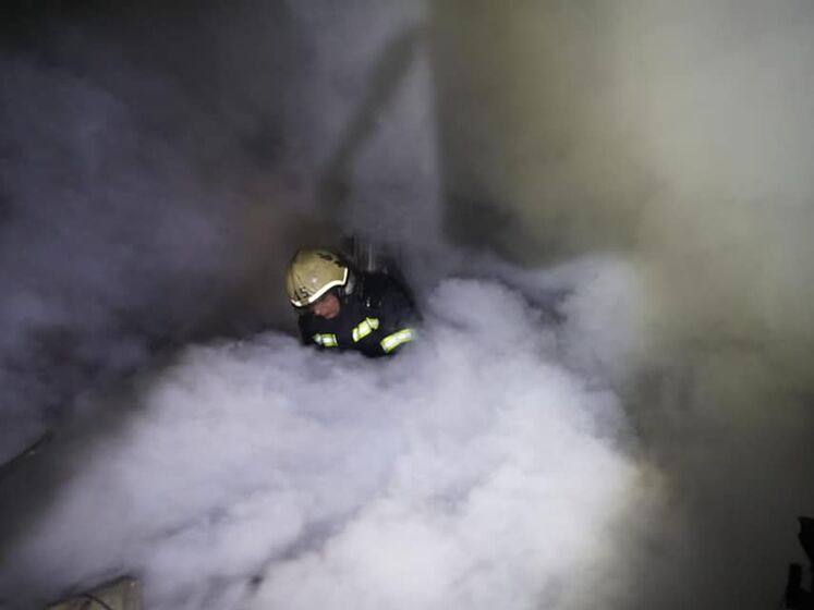 На нефтебазе в Луцке тушат пожар после обстрела российскими оккупантами