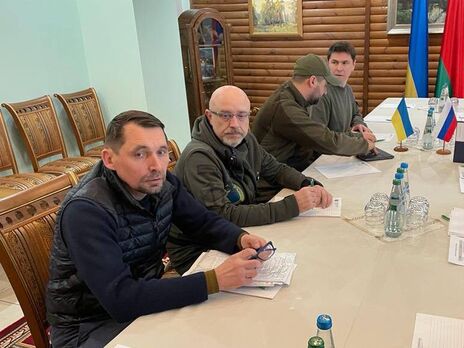Усі питання були "на столі" від початку перемовин між делегаціями України та РФ, зазначив Арахамія (другий праворуч)