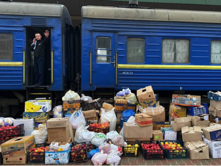 "Укрзалізниця" определила 50 вагонов в 32 поездах, которые будут доставлять гуманитарный груз