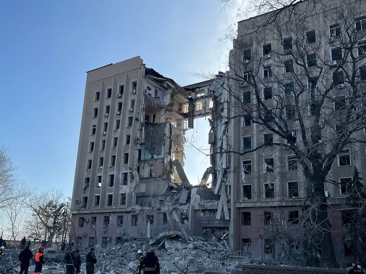 Окупанти обстріляли Миколаївську ОДА. Зруйновано секцію будівлі з першого до дев'ятого поверху