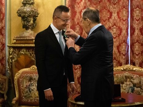 Лавров (справа) вручил Сийярто (слева) орден Дружбы, которым его наградил Путин "за заслуги в развитии двусторонних отношений" РФ и Венгрии