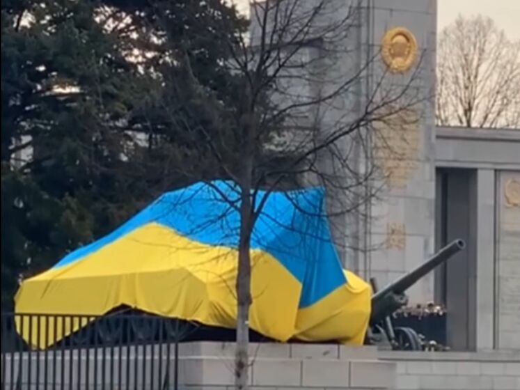 У Берліні накрили прапором України два радянські танки на меморіалі Другої світової. Посольство РФ назвало це "оскверненням" пам'ятника