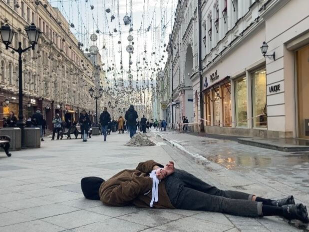 В Москве неизвестный провел одиночную акцию, лежа со связанными руками. В таком положении находили жертв зверств российских оккупантов в Буче