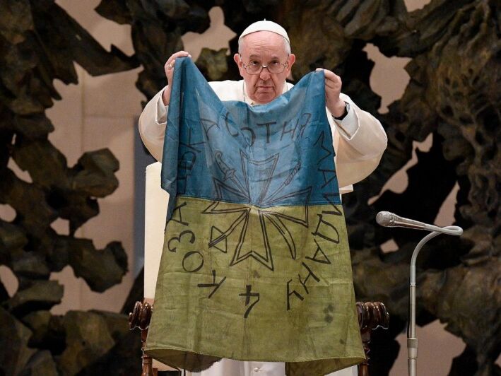 Папа римський засудив убивства мирних українців і поцілував прапор, який йому привезли з Бучі