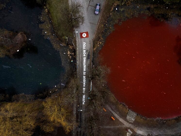 Воду в пруду около российского посольства в Литве окрасили в кровавый цвет